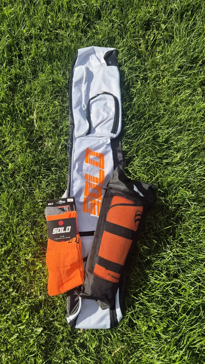 Solo hockeytas + scheenbeschermers & sokken