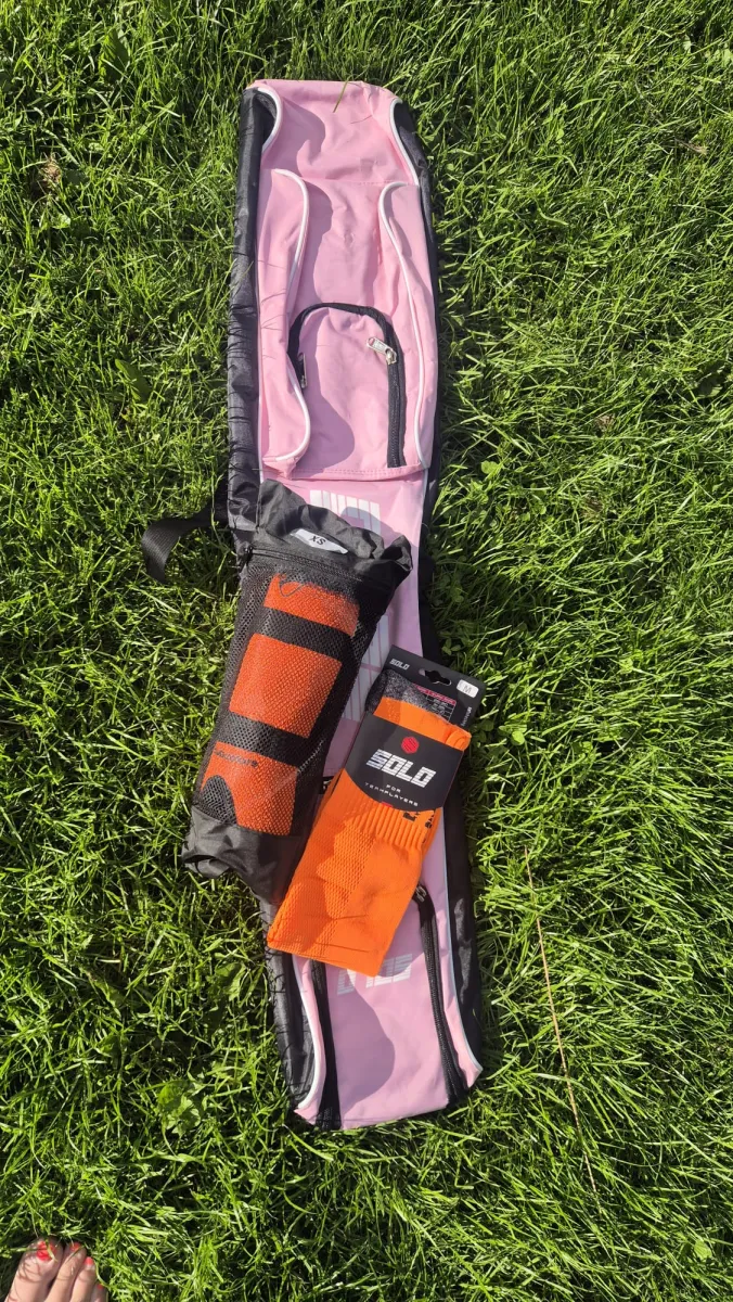 Solo hockeytas + scheenbeschermers & sokken